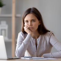 Δουλειά: 7 τρόποι να μη βαριόμαστε!
