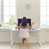 Chair yoga: 3 στάσεις για ευεξία χωρίς (καν) να σηκωθείς