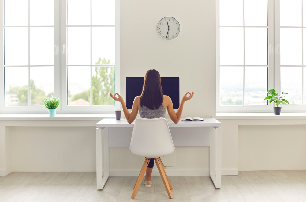 Chair yoga: 3 στάσεις για ευεξία χωρίς (καν) να σηκωθείς