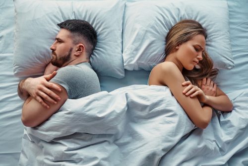 Μετά από έναν τσακωμό…είναι τελικά καλή ή κακή ιδέα να κοιμηθείτε θυμωμένοι;
