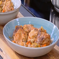 Κοτόπουλο με λάχανο, πράσο και ντομάτα