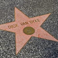 Η συμβουλή του Ντικ Βαν Ντάικ: «Χορέψτε μέχρι το πρωί και πάντα να αναζητάτε τον ρομαντισμό»