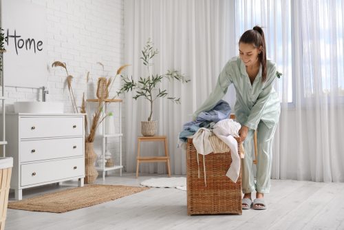 Αναδιοργάνωση ντουλάπας: Πώς λίγη «τεμπελιά» γίνεται πρωτότυπη μέθοδος decluttering