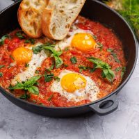 Αυγά ποσέ με σάλτσα ντομάτας