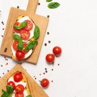 Σάντουιτς καπρέζε με βαλσάμικο γλάσο