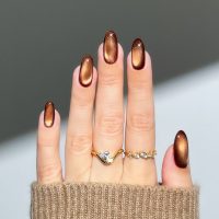 Chocolate suede nails: Η πιο cozy τάση στο μανικιούρ του χειμώνα