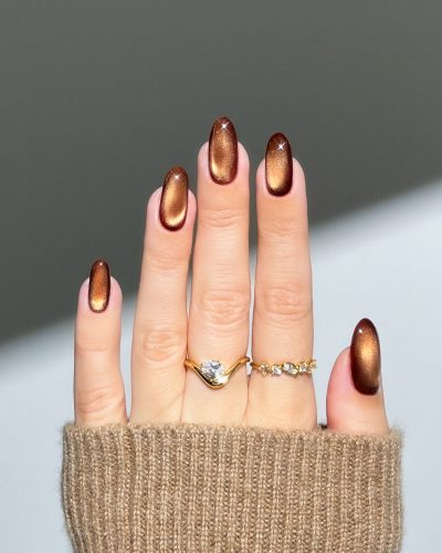 Chocolate suede nails: Η πιο cozy τάση στο μανικιούρ του χειμώνα