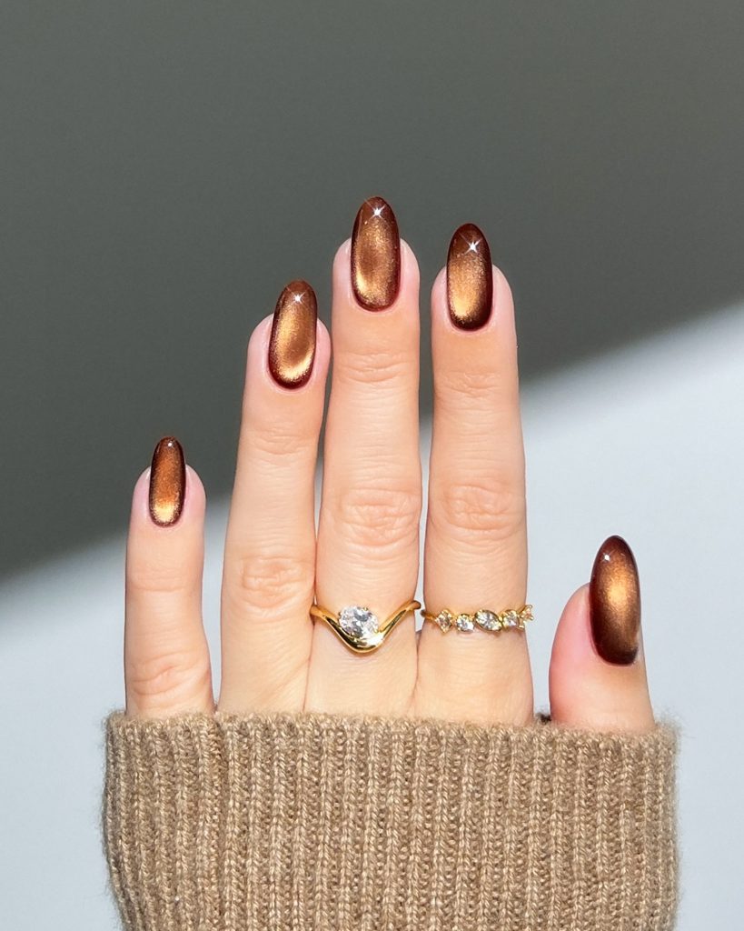 Chocolate suede nails: Η πιο cozy τάση στο μανικιούρ του χειμώνα
