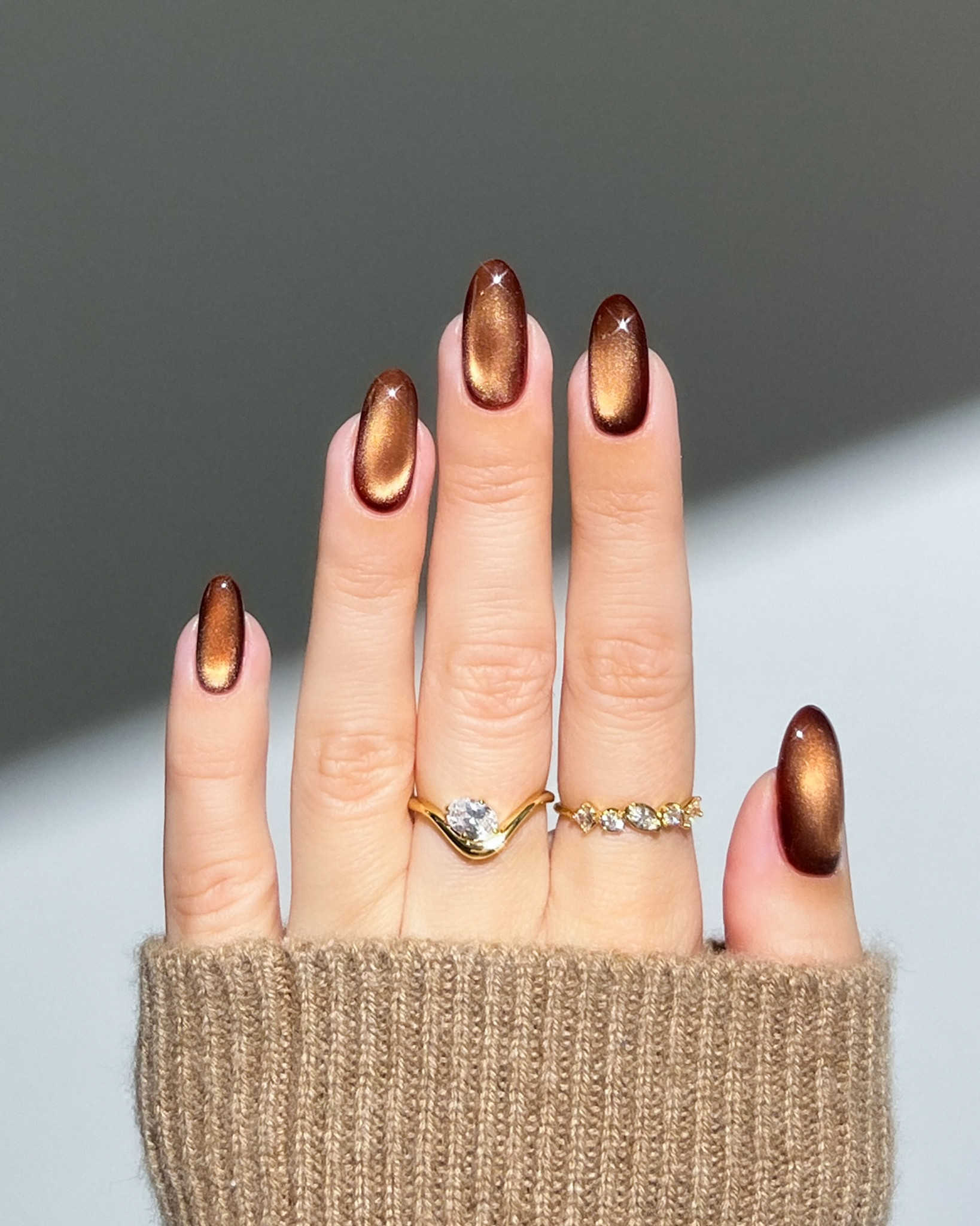 Chocolate suede nails: Η πιο cozy τάση στο μανικιούρ του χειμώνα