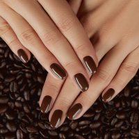 Coffee nails: Η πιο cozy τάση στο μανικιούρ