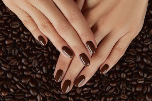 Coffee nails: Η πιο cozy τάση στο μανικιούρ