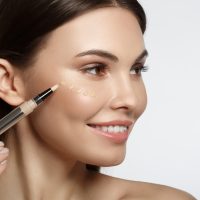 Concealer: Πώς θα το εφαρμόσετε σωστά