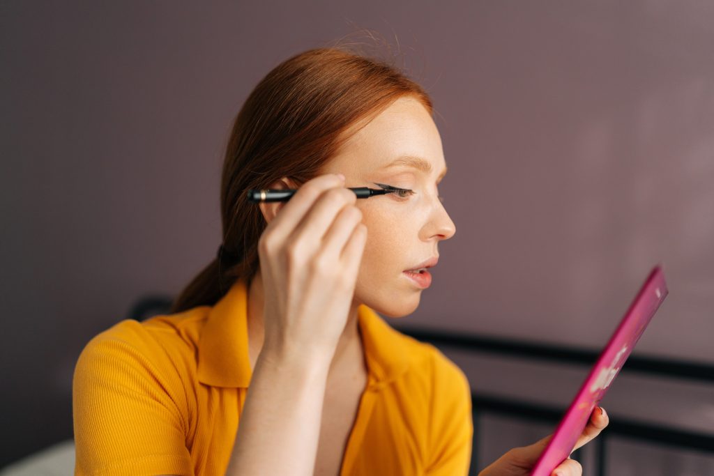 Μαύρο ή καφέ eyeliner; Το debate που αξίζει να παρακολουθήσετε