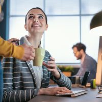 Φιλίες: 2 λόγοι που νιώθουμε τόσο μόνοι μεγαλώνοντας