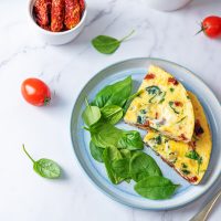 Φριτάτα με λιαστές ντομάτες, κολοκύθα και σαλάτα με σπανάκι