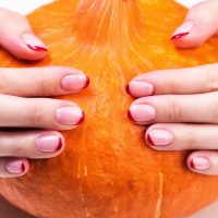 Γαλλικό μανικιούρ: Πώς θα το κάνετε πιο φθινοπωρινό