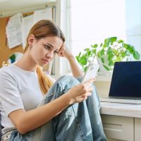 Γενιά Ζ: Πώς η οικονομική αβεβαιότητα επηρεάζει την ψυχική υγεία τους;