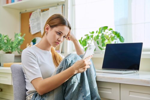 Γενιά Ζ: Πώς η οικονομική αβεβαιότητα επηρεάζει την ψυχική υγεία τους;