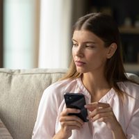 Γιατί αποφεύγετε να μιλάτε στο τηλέφωνο όσο μεγαλώνετε;