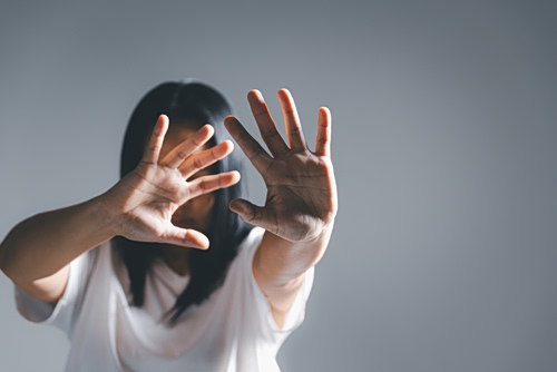 Κάθε 10 λεπτά μία γυναίκα δολοφονείται από συγγενή της