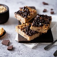 Σπιτικές μπάρες ενέργειας με μπανάνα και σοκολάτα