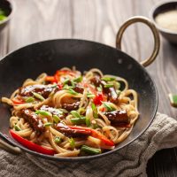 Φτιάχνουμε γλυκόξινα νουντλς με μοσχάρι στο σπίτι