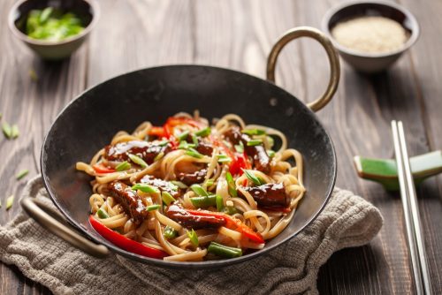 Φτιάχνουμε γλυκόξινα νουντλς με μοσχάρι στο σπίτι