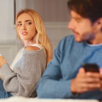 Phubbing: Όταν το κινητό μπαίνει ανάμεσα στο ζευγάρι
