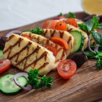 Σαλάτα με ψητό χαλούμι