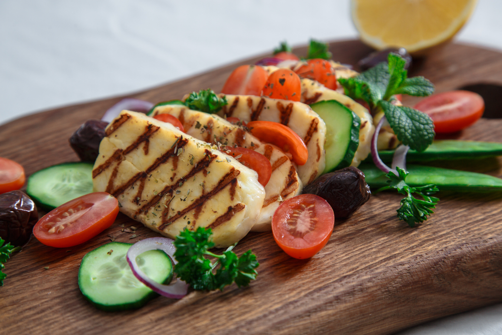 Σαλάτα με ψητό χαλούμι