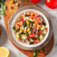 Χωριάτικη σαλάτα με πολύχρωμες πιπεριές και ρεβίθια