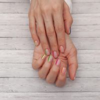 Αυτό είναι το πιο cozy nail trend της σεζόν