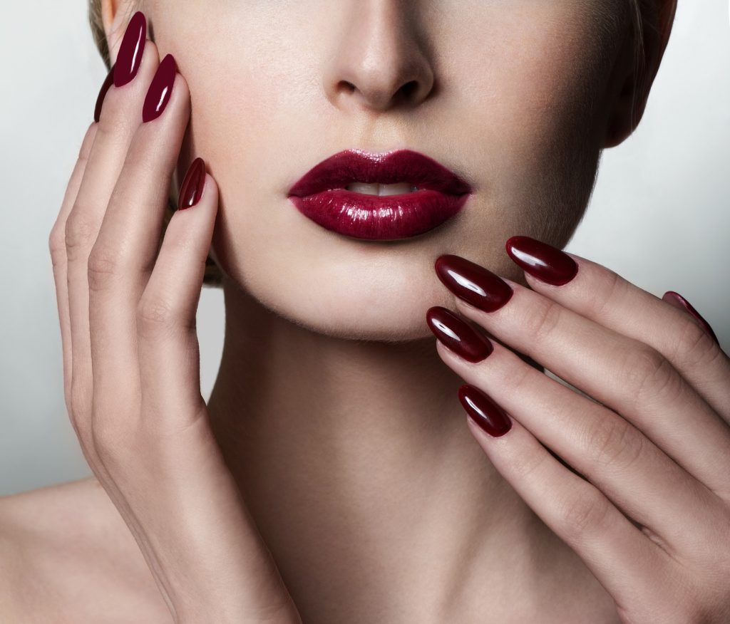 Νύχια: Τα βουργουνδί nail designs που αξίζει να αποθηκεύσετε