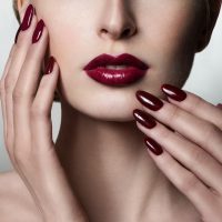 Νύχια: Τα βουργουνδί nail designs που αξίζει να αποθηκεύσετε