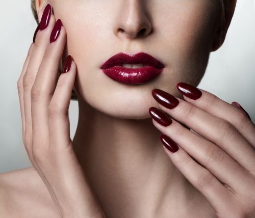 Νύχια: Τα βουργουνδί nail designs που αξίζει να αποθηκεύσετε