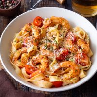 Ζυμαρικά με πικάντικη σάλτσα και γαρίδες