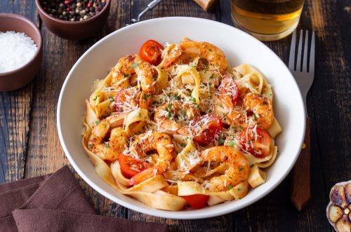 Ζυμαρικά με πικάντικη σάλτσα και γαρίδες
