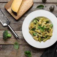 Ζυμαρικά με πέστο και ψητό μπρόκολο