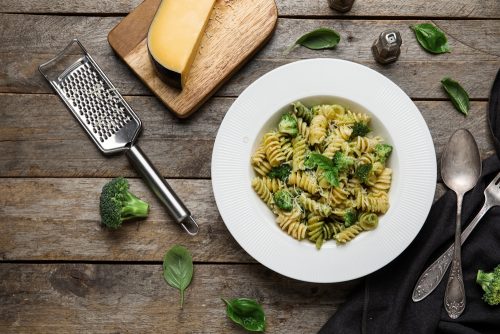 Ζυμαρικά με πέστο και ψητό μπρόκολο