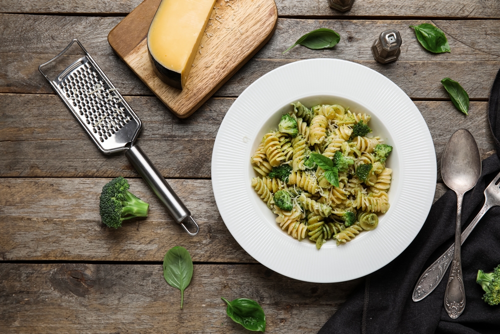 Ζυμαρικά με πέστο και ψητό μπρόκολο