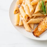 Ζυμαρικά με με σολομό και μπρόκολο