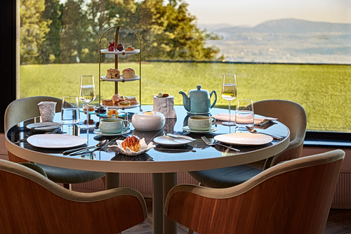 Γιατί το Afternoon Tea στο βουνό είναι μια τελετουργία που σε απογειώνει