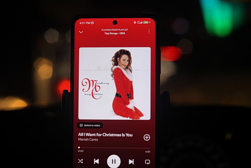 Το φαινόμενο Mariah Carey: Πώς ένα χριστουγεννιάτικο τραγούδι επηρεάζει…τον τρόπο που ψωνίζουμε