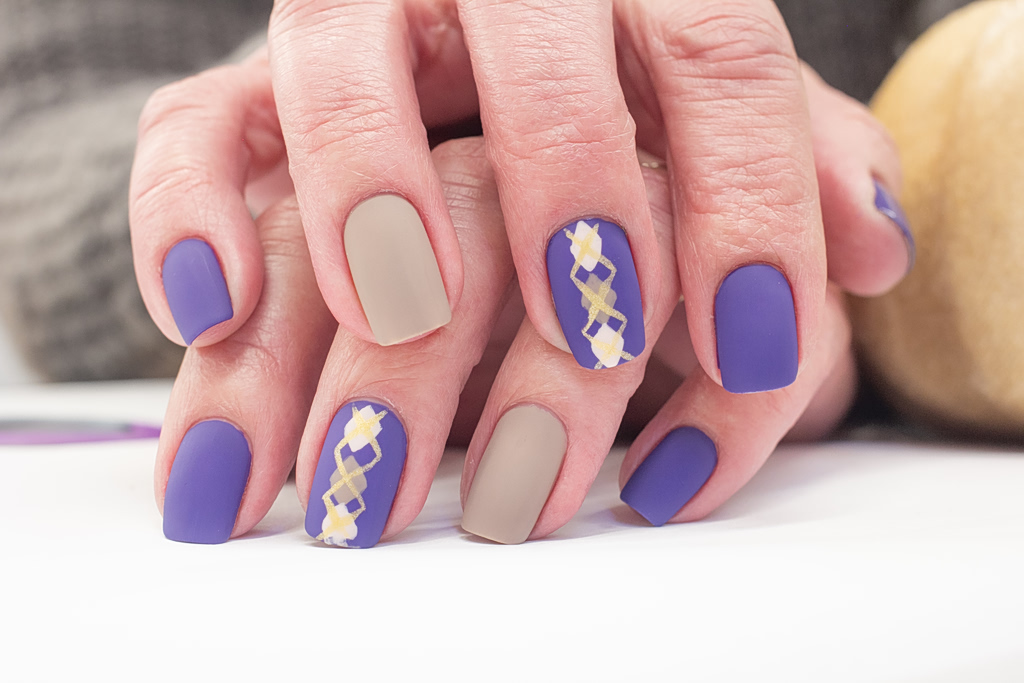 Argyle Sweater Nails: Η πιο cozy τάση στα νύχια