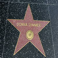 Ντόνα Σάμερ: Η αιώνια βασίλισσα της disco βρίσκει τη θέση της στο Songwriters Hall of Fame