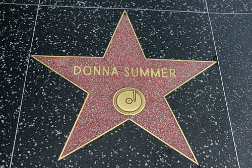 Ντόνα Σάμερ: Η αιώνια βασίλισσα της disco βρίσκει τη θέση της στο Songwriters Hall of Fame