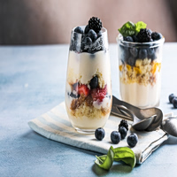 Επιδόρπιο γιαουρτιού με μύρτιλα και λεμόνι