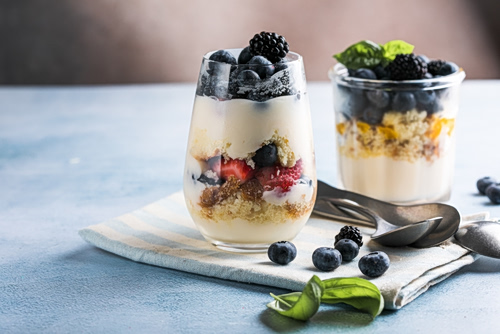 Επιδόρπιο γιαουρτιού με μύρτιλα και λεμόνι