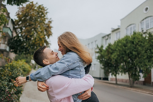 Σχέσεις: Ερωτεύεσαι πολύ γρήγορα; Ίσως έχεις… εμοφιλία!