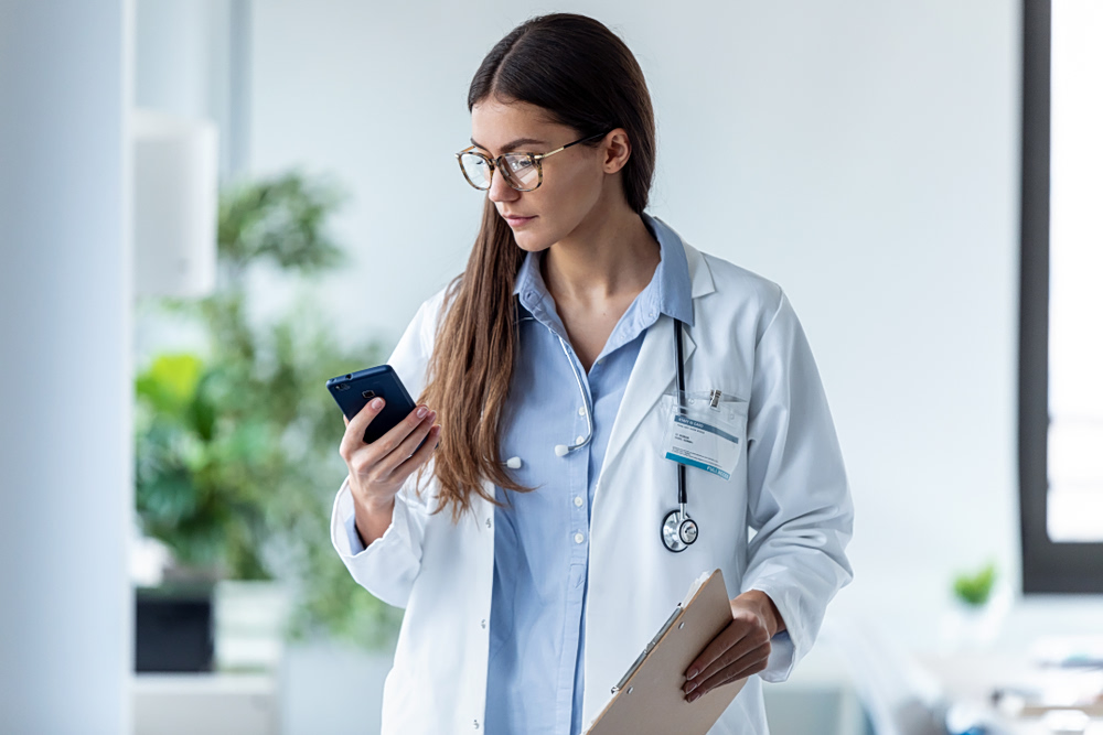 Deepfake γιατροί στα social media: Κρίση παραπληροφόρησης στην υγεία